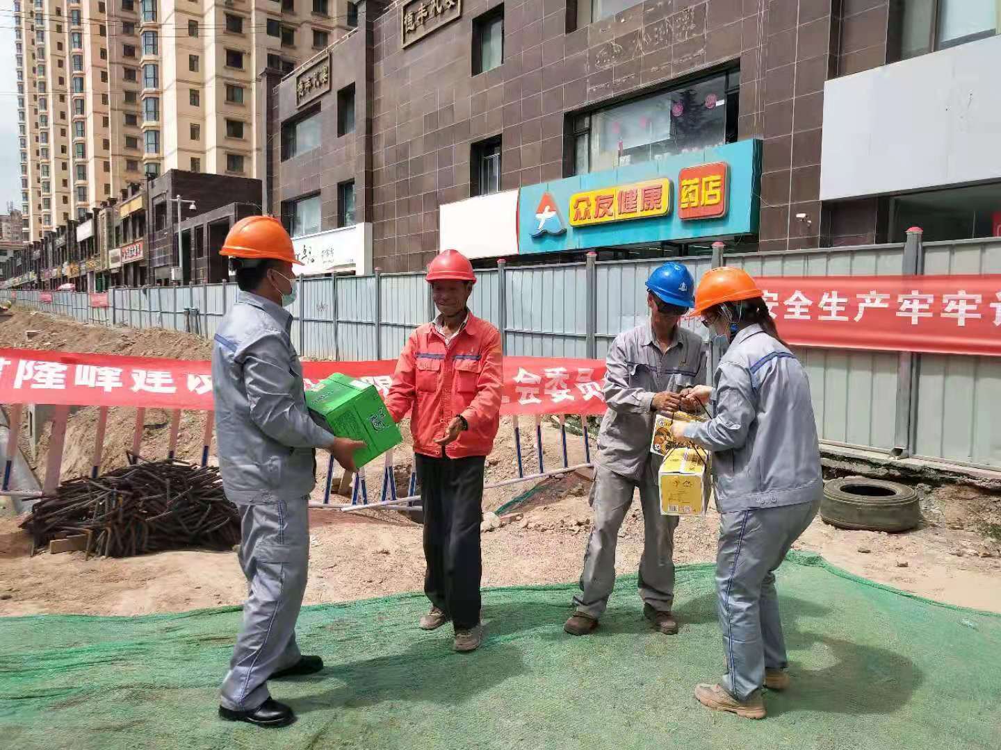 工會(huì)發(fā)福利 溫暖職工心—隆峰集團(tuán)工會(huì)為員工夏季送清涼