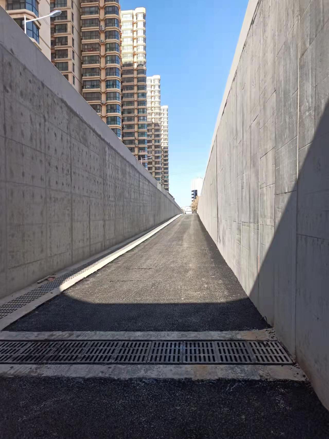 “疫”刻不停        涵洞項(xiàng)目保通車(chē)
